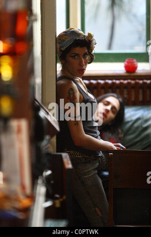 Amy Winehouse und Blake Wood suchen glücklich, wie sie in einem örtlichen Pub bei einem Drink mit Freunden geht. London, England - 11.11.08 A. Stockfoto