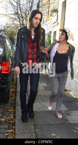 Blake Wood und Amy Winehouse suchen glücklich, wie sie in einem örtlichen Pub bei einem Drink mit Freunden geht. London, England - 11.11.08 A. Stockfoto