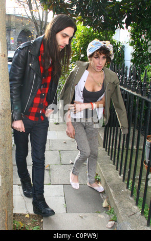 Blake Wood und Amy Winehouse suchen glücklich, wie sie in einem örtlichen Pub bei einem Drink mit Freunden geht. London, England - 11.11.08 A. Stockfoto