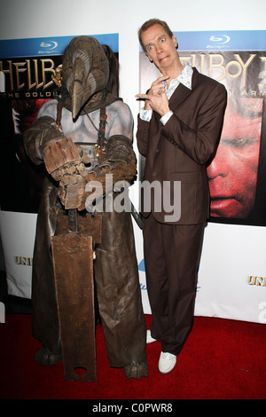 Doug Jones und Metzger Guard Charakter "Hellboy II: The Golden Army" DVD und Blu-Ray-release-Party am Element Hollywood Stockfoto