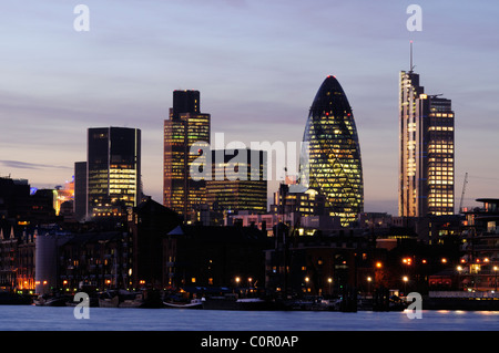 Stadt von London Skyline in der Abenddämmerung, gesehen von Bermondsey, London, England, UK Stockfoto