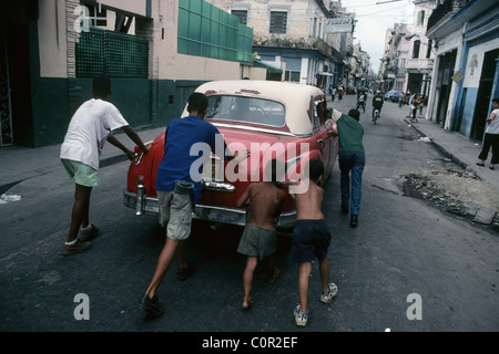 Havanna. Kuba. Jungen Drücken einer nach alten Auto in den Straßen von Centro Havanna. Stockfoto