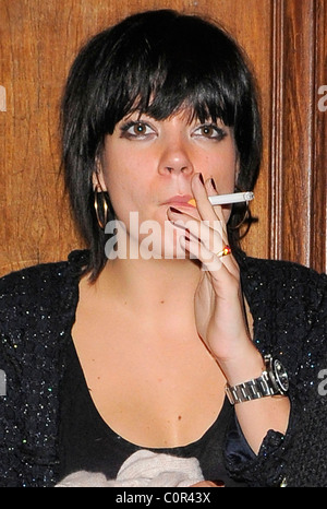 Lily Allen verlassen Notting Hill Arts Club um 03:30, dass feierten mit Freunden Samantha Ronson und Lindsay Lohan. London, Stockfoto