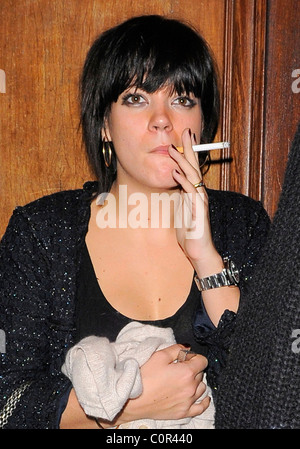 Lily Allen verlassen Notting Hill Arts Club um 03:30, dass feierten mit Freunden Samantha Ronson und Lindsay Lohan. London, Stockfoto