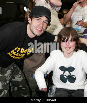 Kelvin Fletcher und EB leidende James Emmerdale All Stars V The Red Carpet Charity Fußball zugunsten DebRA am Haus Stockfoto