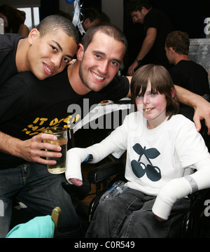 Luke Bailey und Marvin Williams und EB leidende James Emmerdale All Stars V The Red Carpet Charity Fußball zugunsten DebRA an Stockfoto