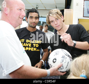 Marv aus Shipwrecked und Ziggy Lichman mit Tony Eckersall von DebRA Emmerdale All Stars V The Red Carpet Charity Fußball in Stockfoto