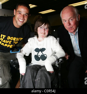 Glen Lamont mit James EB leidende und der Vater von Chris Moyles Emmerdale All Stars V The Red Carpet Charity Fußball in Hilfe Stockfoto