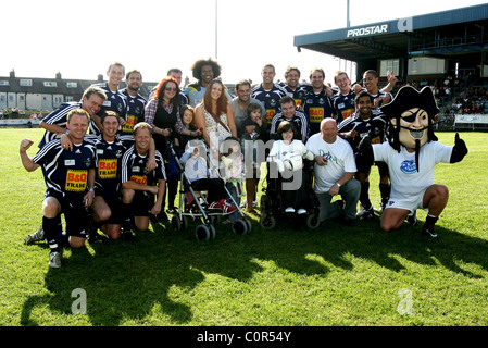 Emmerdale All Stars V The Red Carpet Charity Fußball zugunsten DebRA am Haus Featherstone Rovers West Yorkshire, Stockfoto