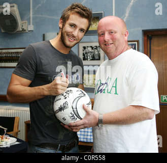 Stuart Pilkington mit Tony Eckersall von Debra Emmerdale All Stars V The Red Carpet Charity Fußball zugunsten DebRA an der Stockfoto