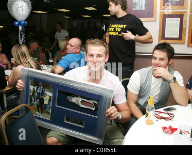 Danny Young und Freund Zahlen £350 für eine signierte Boot in der Charity-Auktion Emmerdale All Stars V The Red Carpet Charity Fußball Stockfoto
