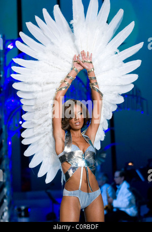 Victoria Secret Angel Selita Ebanks geht den Ausreißer bei des 2008 Victorias Secret Fashion Show im Fontainebleau Hotel Stockfoto