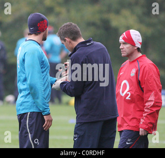 Danny Cipriani, hat seine Hand festgeschnallt, während England Training The England Rugby-Team-Training im Pennyhill Park Hotel Stockfoto