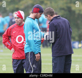 Danny Cipriani, hat seine Hand festgeschnallt, während England Training The England Rugby-Team-Training im Pennyhill Park Hotel Stockfoto