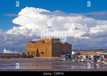 Paphos Fort bewachen den Hafen von Paphos in Südzypern Stockfoto