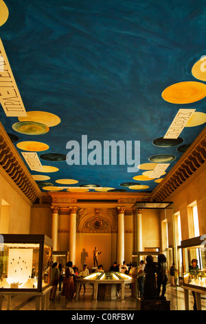 Touristen in einem Museum, Musée Du Louvre, Paris, Frankreich Stockfoto