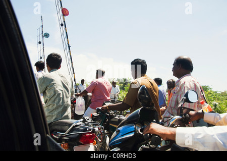 Menschen an einem Bahnübergang, Tirupati, Andhra Pradesh, Indien Stockfoto