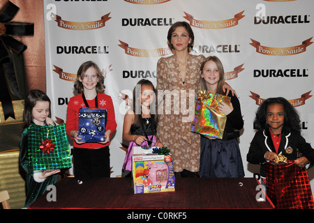 Maggie Gyllenhaal besucht den Start der Duracell macht ein Lächeln auf das Kinder Museum von Manhattan neue Kampagne 2008 Stockfoto