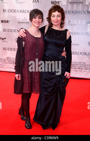 Maja Schoene, Theresa Harder "Die Buddenbrooks" premiere im Kino Lichtburg Essen, Deutschland - 16.12.08 Stockfoto