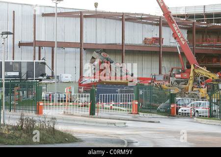 Ein Kran ist bei der Arla Foods komplexe zusammengebrochen. Feuerwehrleute waren aufgerufen, um den Fahrer zu befreien, die ins Hospital gebracht wurde eine Stockfoto