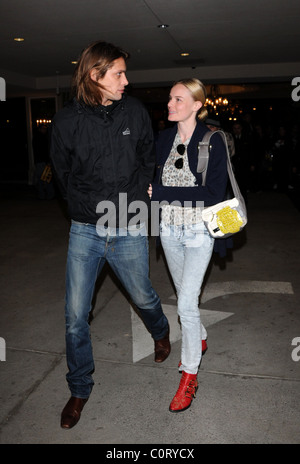 Kate Bosworth und ihr Freund James Rousseau zusammen einkaufen im Grove, Kate trägt ihre roten Lieblingsschuhen Los Angeles Stockfoto