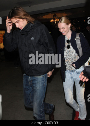 Kate Bosworth und ihr Freund James Rousseau zusammen einkaufen im Grove, Kate trägt ihre roten Lieblingsschuhen Los Angeles Stockfoto