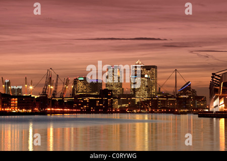 Insel der Hunde, Londons Finanzzentrum in der Dämmerung spiegelt sich in den Gewässern des Royal Victoria Docks Stockfoto