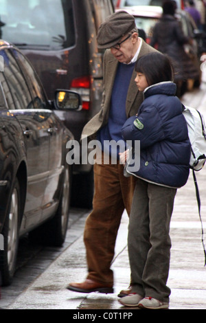 Woody Allen und Tochter Bechet Dumaine verlassen ihre Hotels Dresden, Deutschland - 19.12.08 Stockfoto