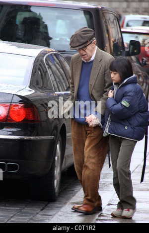 Woody Allen und Tochter Bechet Dumaine verlassen ihre Hotels Dresden, Deutschland - 19.12.08 Stockfoto