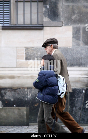 Woody Allen und Tochter Bechet Dumaine besuchen Kirche Frauenkirche Dresden, Deutschland - 19.12.08 Stockfoto