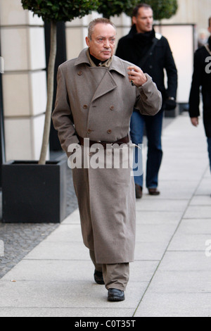 Udo Kier trägt einen russischen Armee Stil Mantel beim Einkaufen in der Friedrichstraße Berlin, Deutschland - 06.12.08 Stockfoto