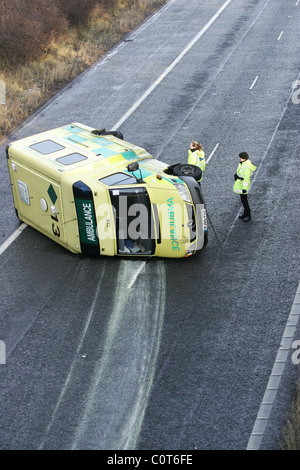 Ein Baby verletzt, als ein Krankenwagen auf der M621 kippt, unterwegs zwischen Preston und Leeds. Der Unfall ereignete sich um Stockfoto