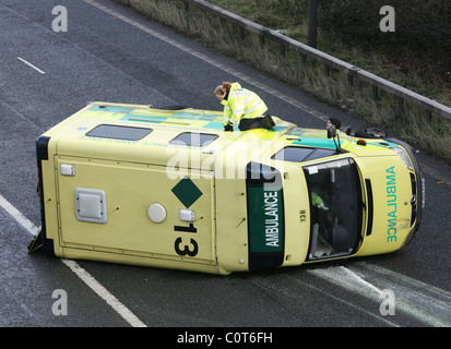 Ein Baby verletzt, als ein Krankenwagen auf der M621 kippt, unterwegs zwischen Preston und Leeds. Der Unfall ereignete sich um Stockfoto