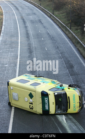 Ein Baby verletzt, als ein Krankenwagen auf der M621 kippt, unterwegs zwischen Preston und Leeds. Der Unfall ereignete sich um Stockfoto