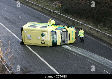 Ein Baby verletzt, als ein Krankenwagen auf der M621 kippt, unterwegs zwischen Preston und Leeds. Der Unfall ereignete sich um Stockfoto