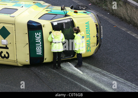 Ein Baby verletzt, als ein Krankenwagen auf der M621 kippt, unterwegs zwischen Preston und Leeds. Der Unfall ereignete sich um Stockfoto