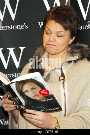 Großer Bruder Sterne Jade Goody Zeichen Kopien ihrer Autobiographie "Catch A Falling Star" bei Waterstone im Lakeside Shopping Stockfoto