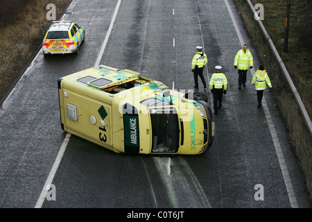 Ein Baby ist verletzt, als ein Krankenwagen auf der M621 kippt, bei Reisen zwischen Preston und Leeds den Unfall an aufgetreten. Stockfoto