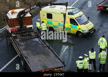 Ein Baby ist verletzt, als ein Krankenwagen auf der M621 kippt, bei Reisen zwischen Preston und Leeds den Unfall an aufgetreten. Stockfoto