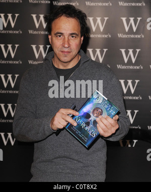 Anthony Horowitz Unterzeichnung Exemplare seines Buches "Nekropolis" bei Waterstones Piccadilly London, England - 13.12.08 Stockfoto