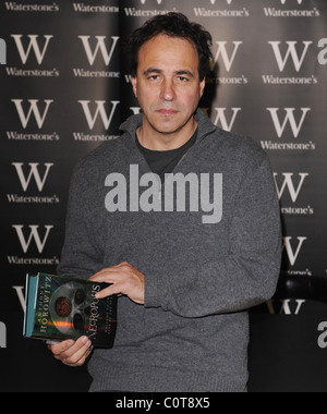 Anthony Horowitz Unterzeichnung Exemplare seines Buches "Nekropolis" bei Waterstones Piccadilly London, England - 13.12.08 Stockfoto