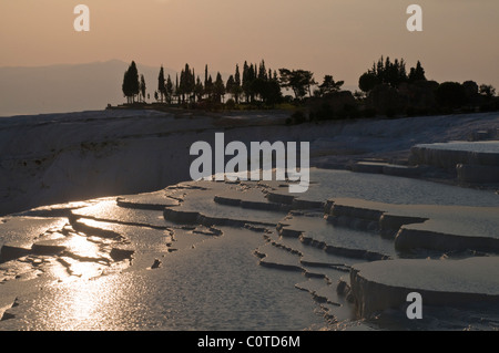 Pamukkale ist ein Naturdenkmal in Denizli Provinz im Südwesten der Türkei, Stadt enthält, heißen Quellen und Travertin Stockfoto