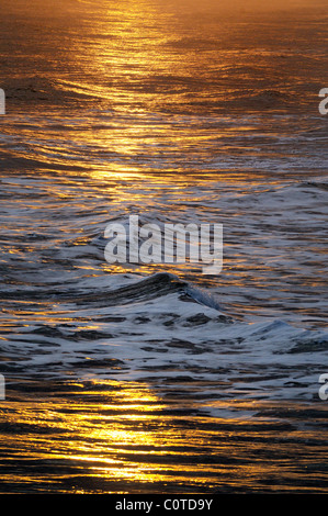 Winter Sonnenlicht auf den Wellen, Bournemouth Stockfoto