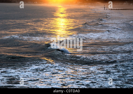 Winter Sonnenlicht auf Wellen, Bournemouth, Dorset England UK Stockfoto