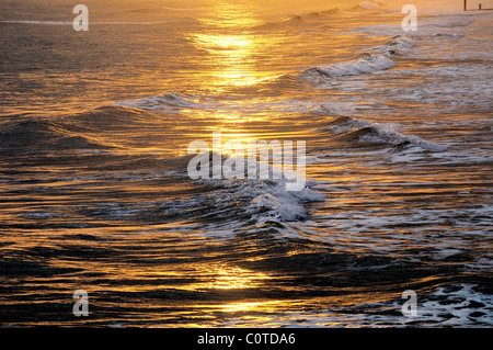 Winter Sonnenlicht auf Wellen, Bournemouth, Dorset England UK Stockfoto