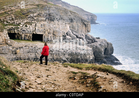 Küste bei Durlston Head mit Rambler auf Fußweg Stockfoto