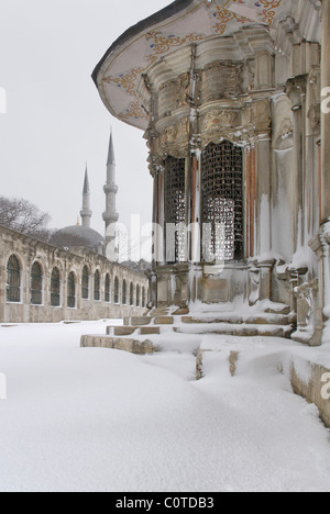 Ein verschneiter Tag in Eyüp-Sultan-Moschee-Komplex, Eyup, Istanbul, Türkei Stockfoto