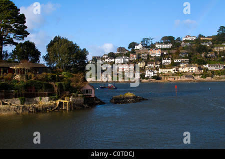 Riverside-Wohnungen am Kriegsflotte mit Fischkuttern in Dartmouth und Kingswear, Fluss Dart, Kingswear, Dartmouth, Devon creek Stockfoto