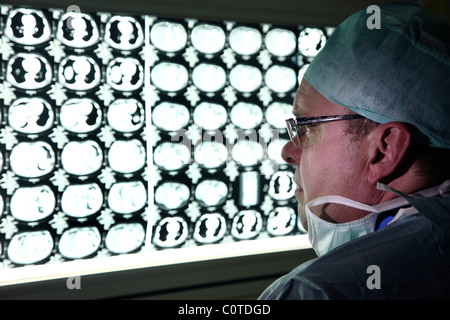 Radiologe, Arzt in einem Krankenhaus befasst sich mit CT-Aufnahmen eines Patienten. Stockfoto