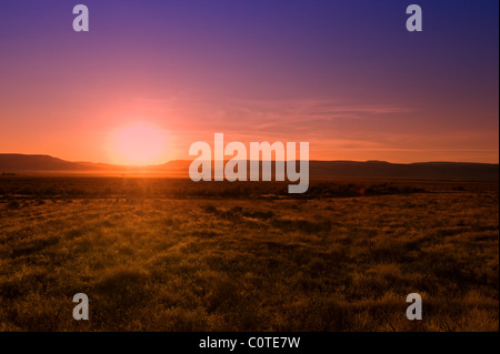 Sonnenuntergang über der Wüste Hügeln in Nevada, USA. Stockfoto